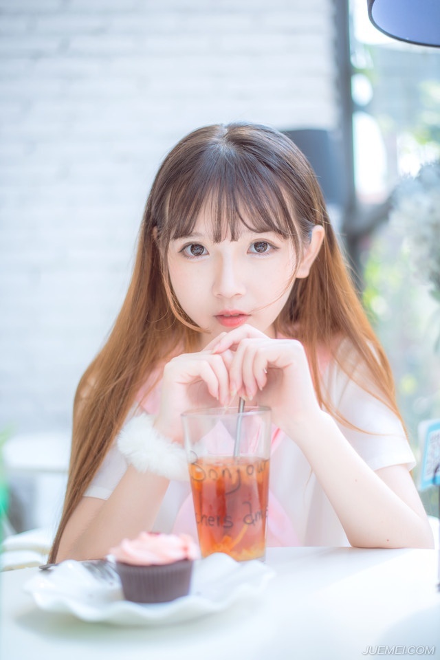 岁月极美在于它的必然流逝春花，秋月，夏日，冬雪。